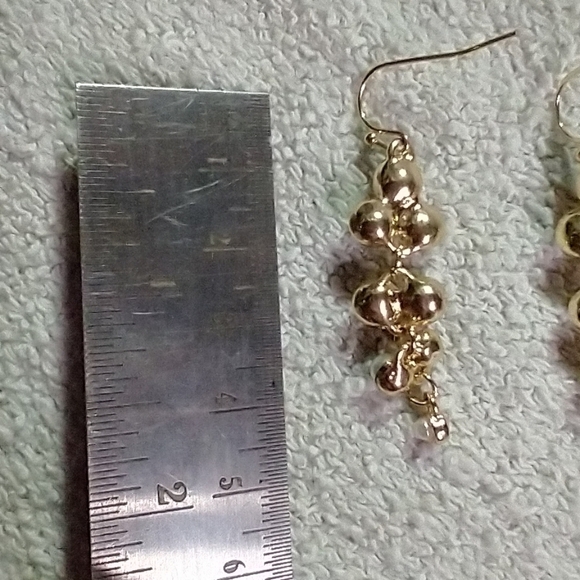 Goldtone faux pearl 🦪 wire earrings - Picture 2 of 3